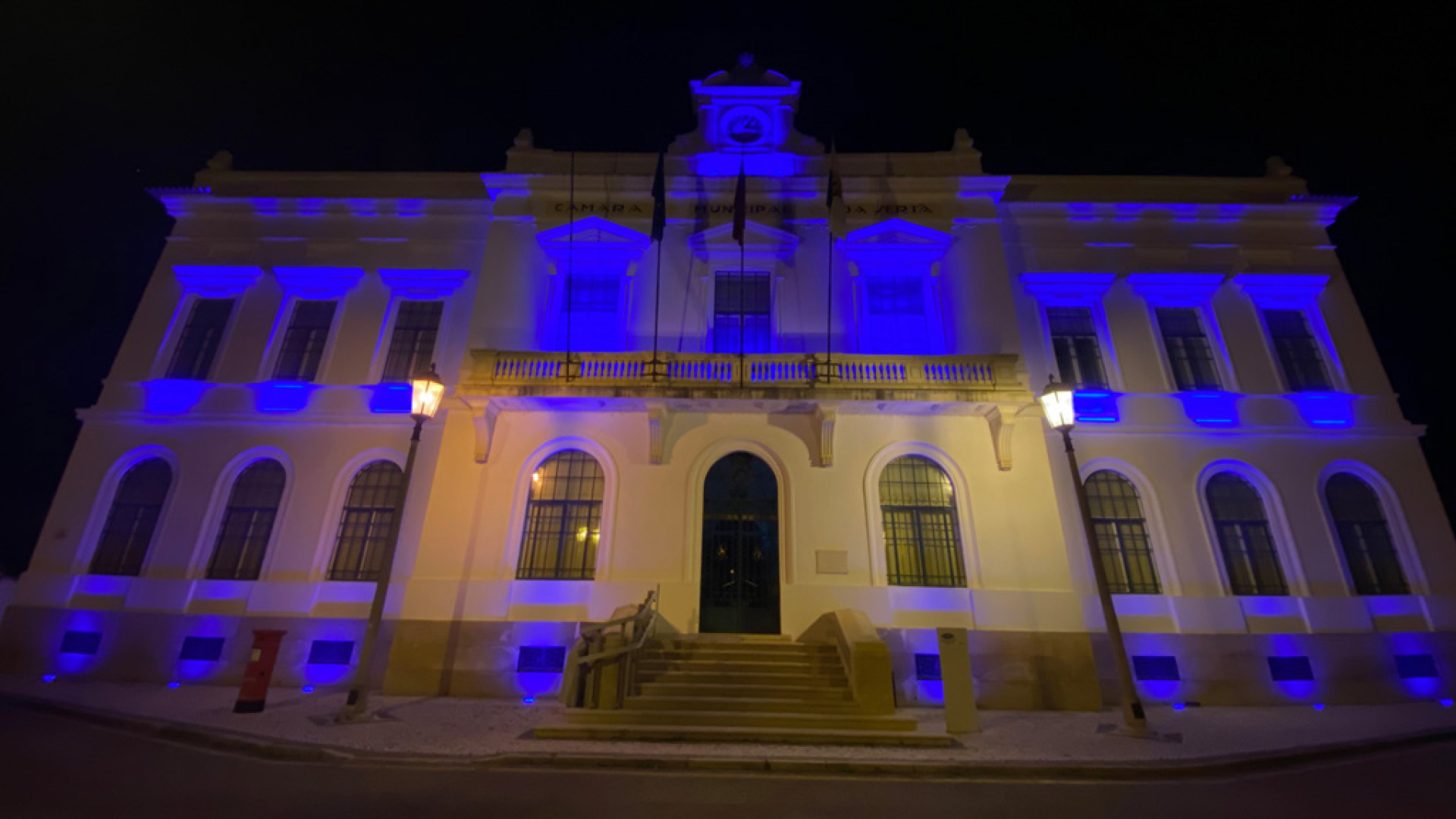 Município da Sertã iluminou Paços do Concelho de azul