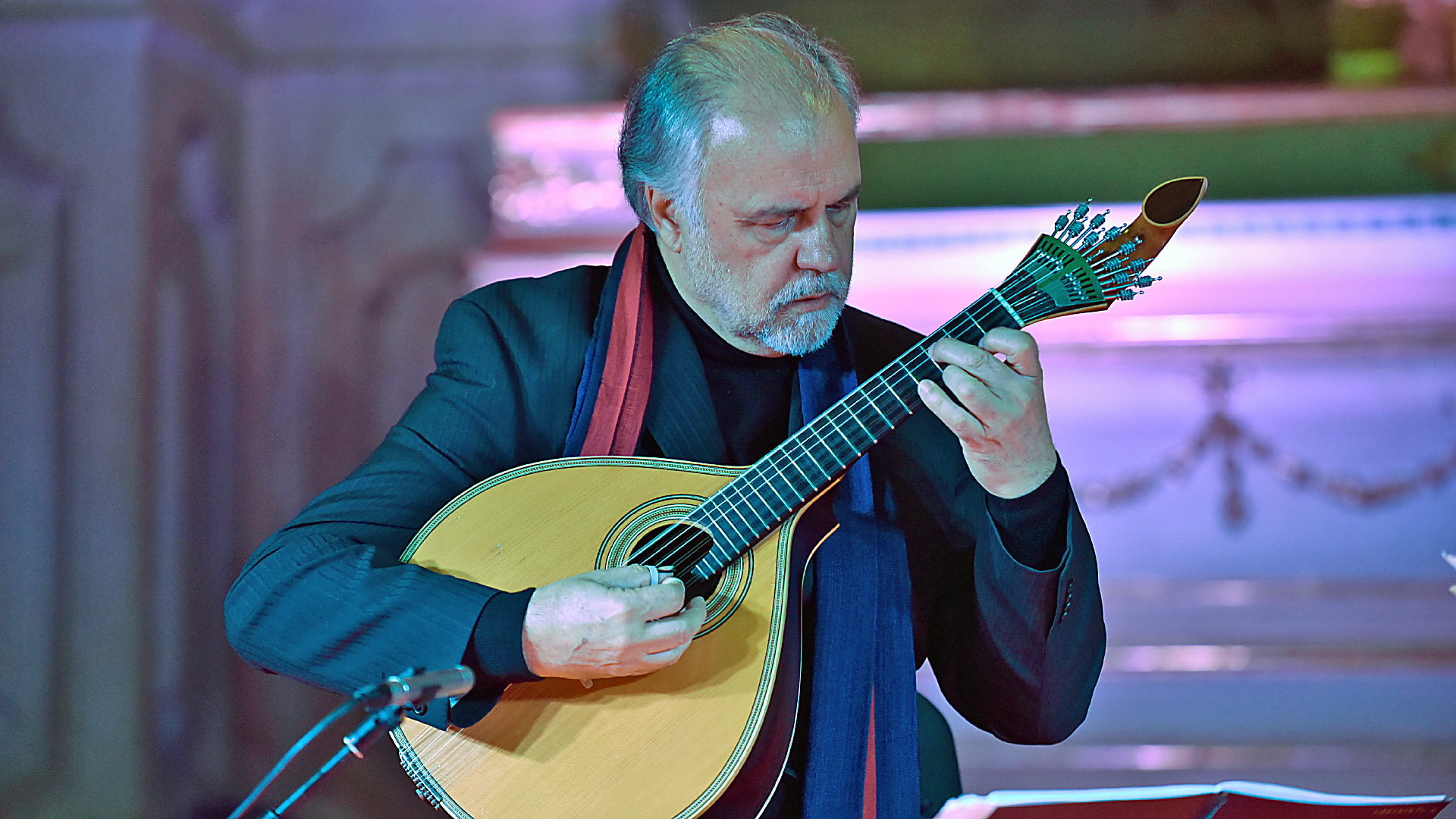 Pedro Caldeira Cabral leva cítara portuguesa ao Teatro-Cine de Torres Vedras